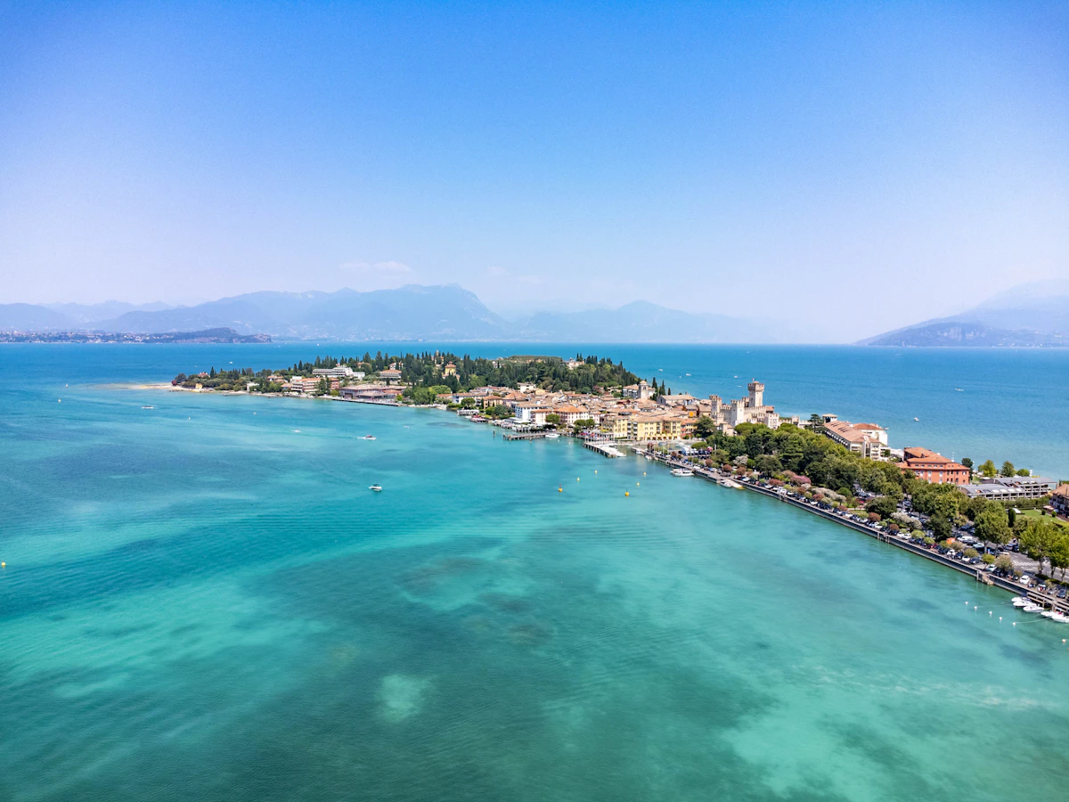 La penisola di Sirmione sul Lago di Garda vista dall'alto