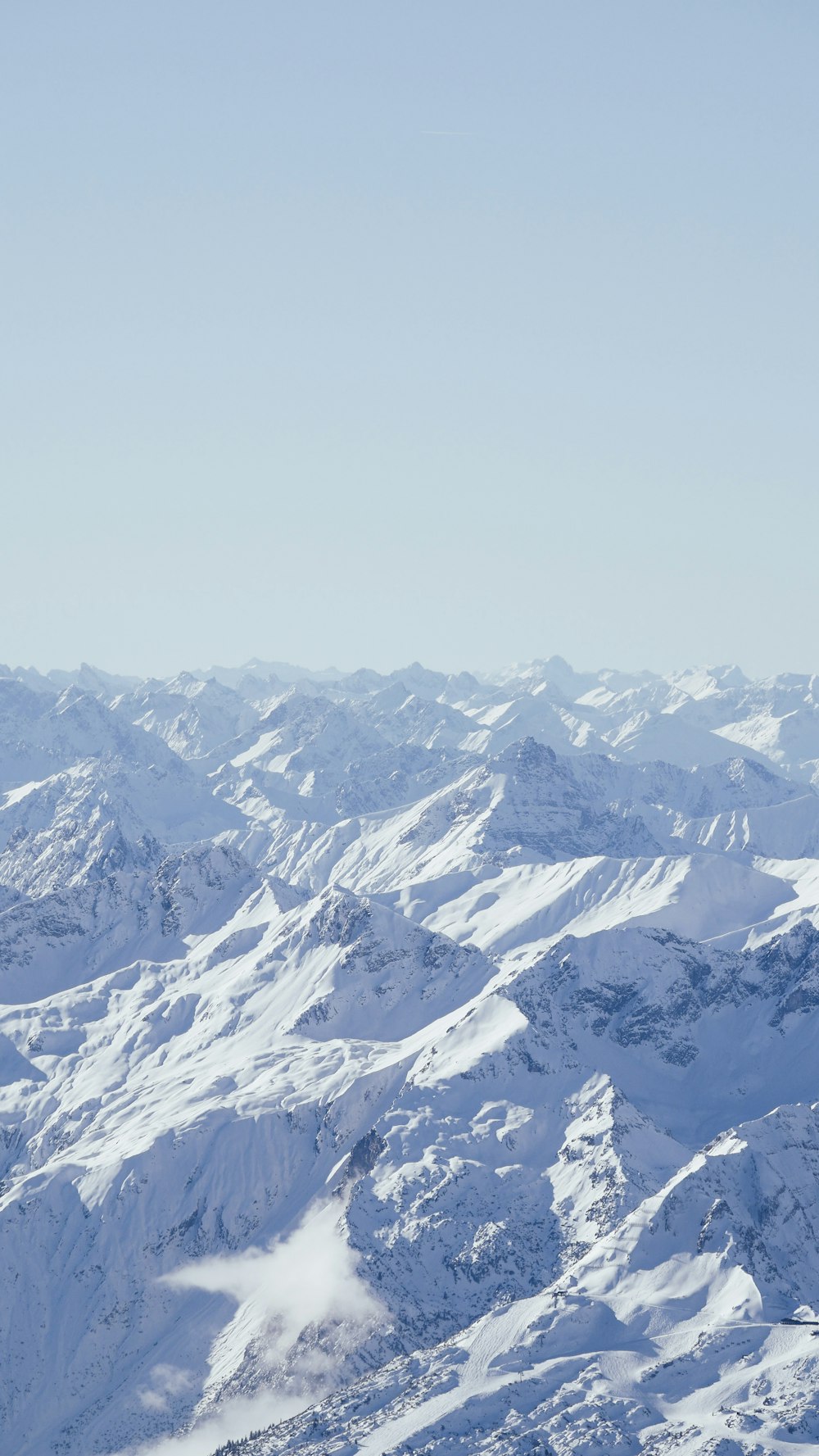 a snowy mountain range