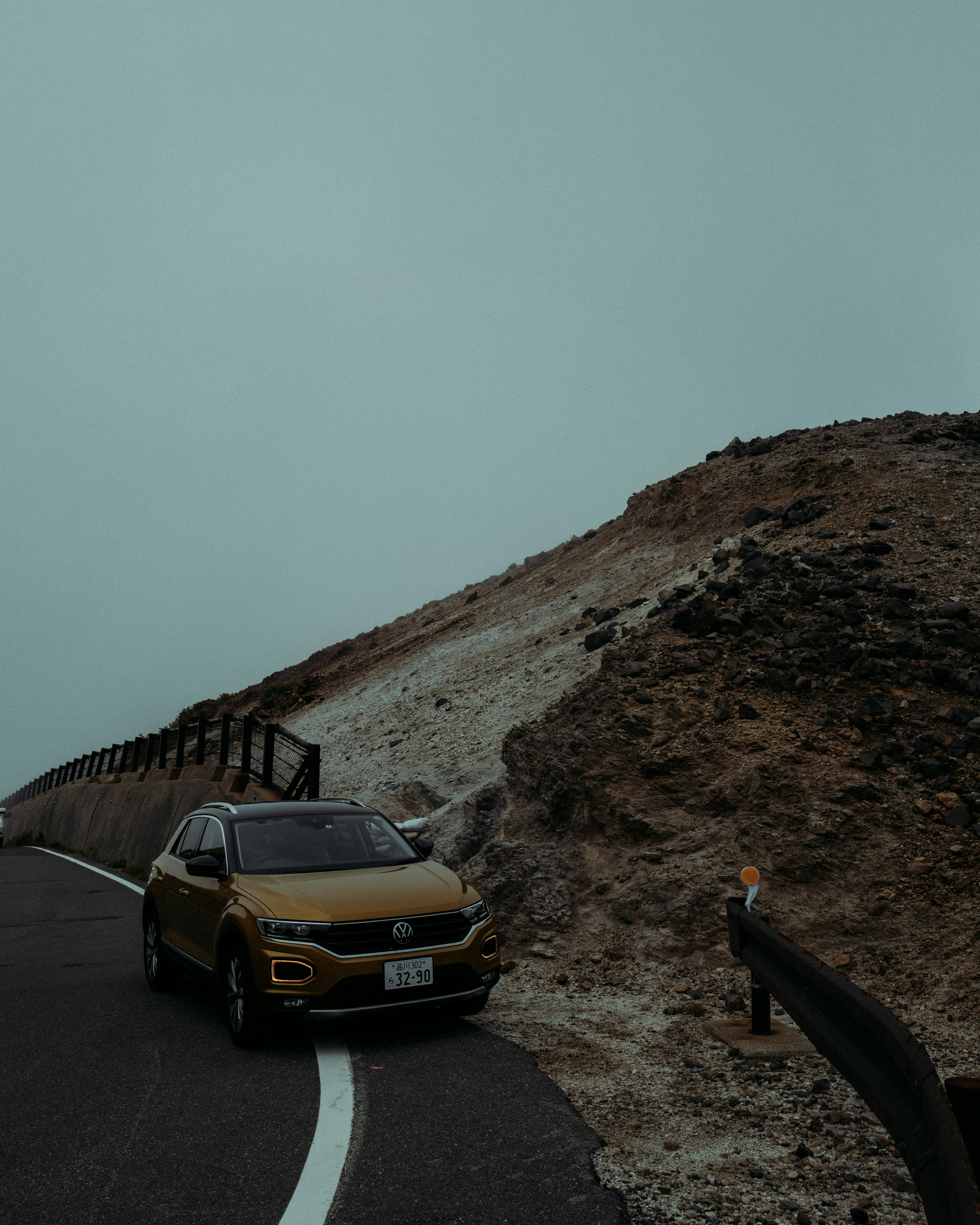 Un primer plano de un coche