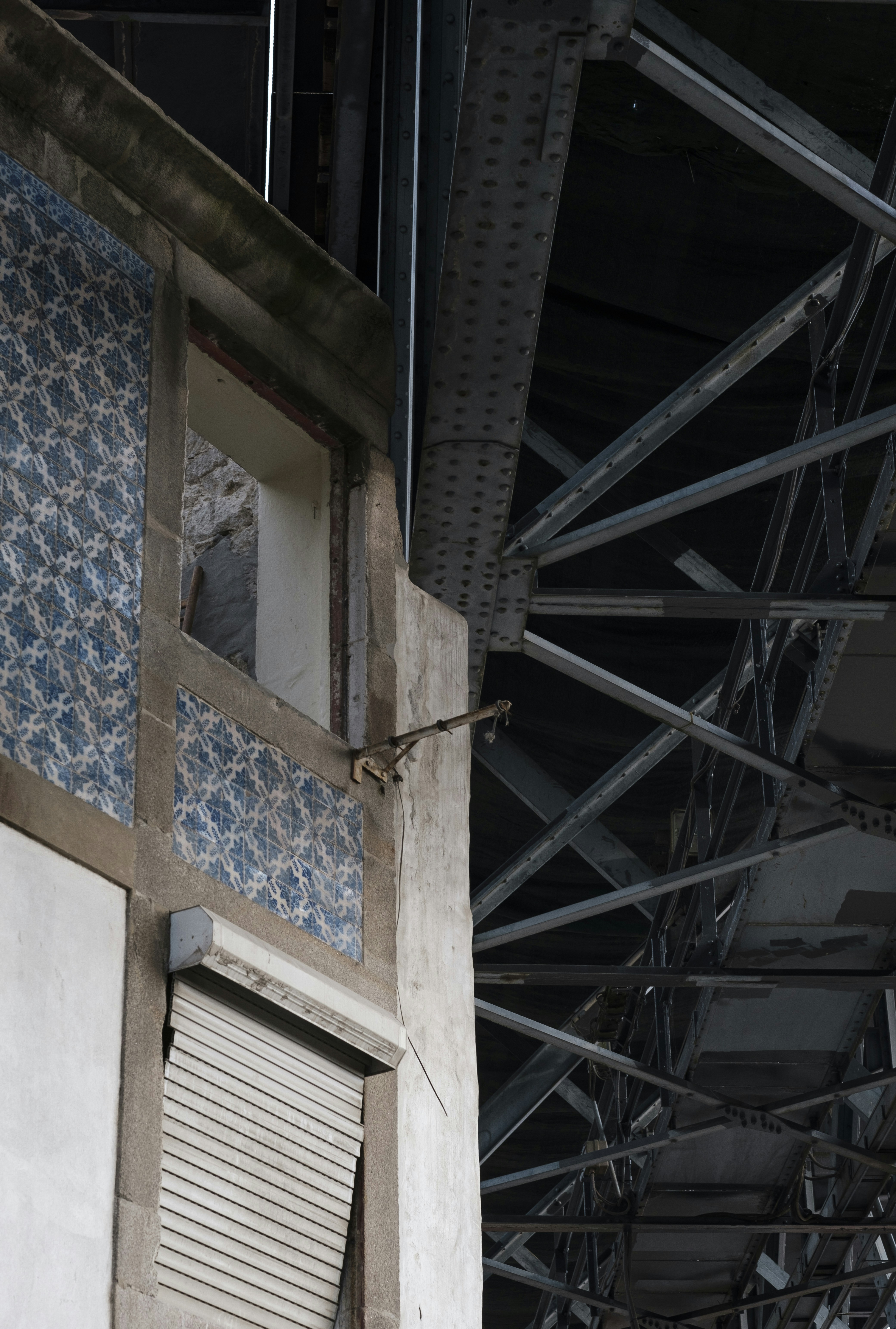 Ein zerbrochenes Fenster in einem Gebäude