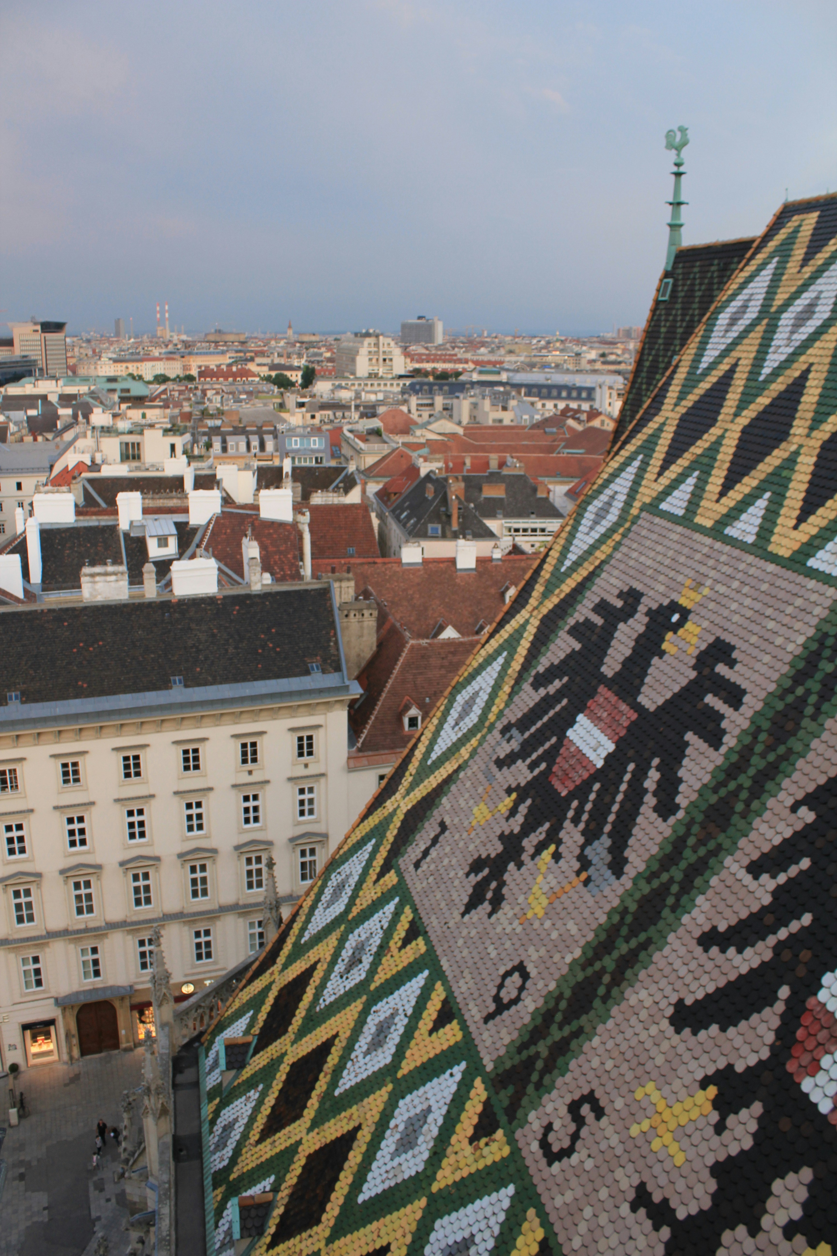 un grand bâtiment coloré avec une grande peinture murale dessus
