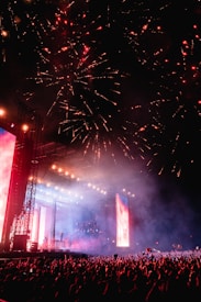 Scène de concert et feux d'artifice, excès de bruit