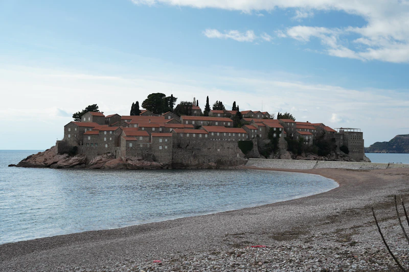 Het strand bij Sveti Stefan aan de Montenegrijnse kust