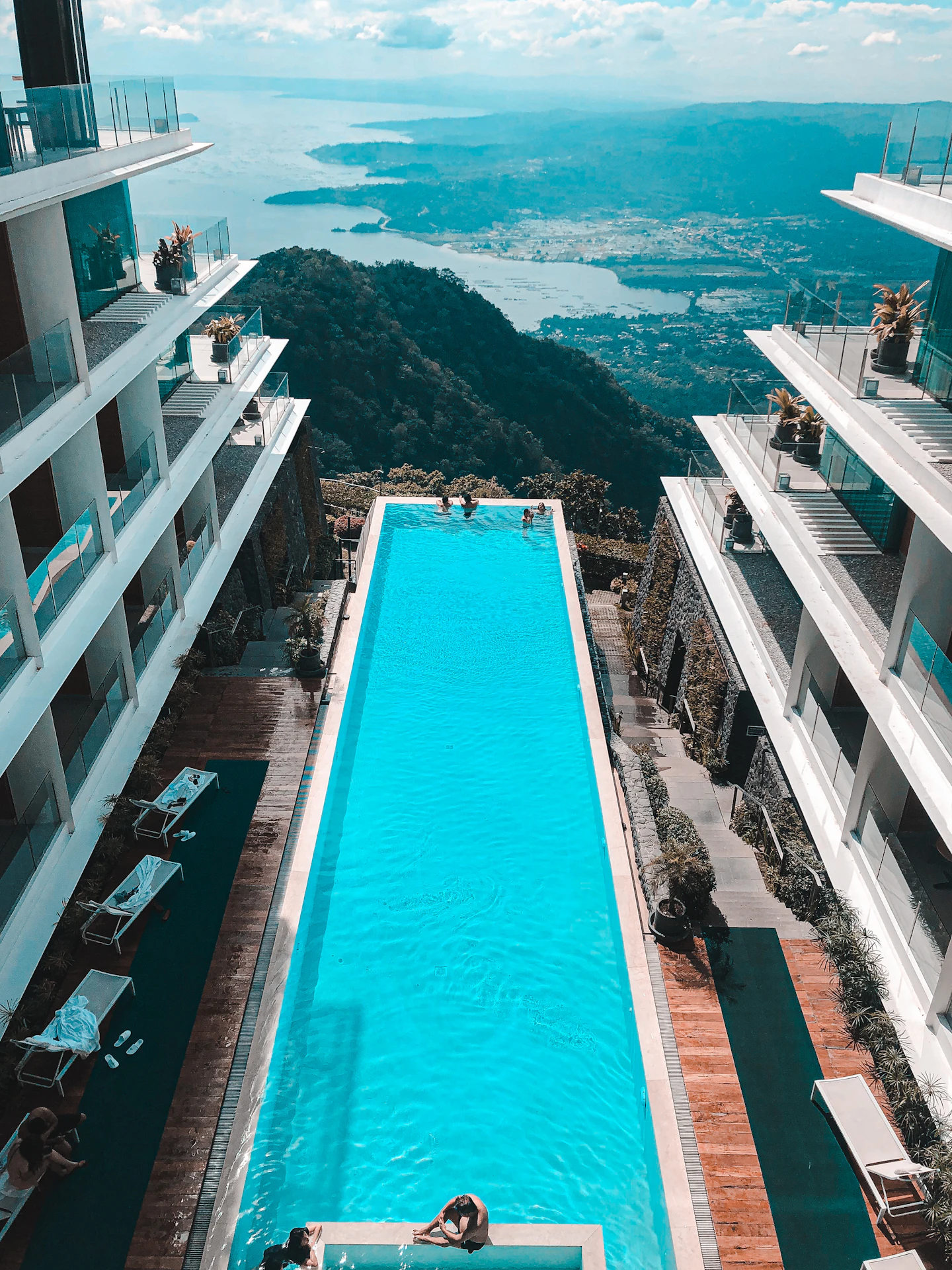 Piscina de borda infinita em condomínio de alto padrão