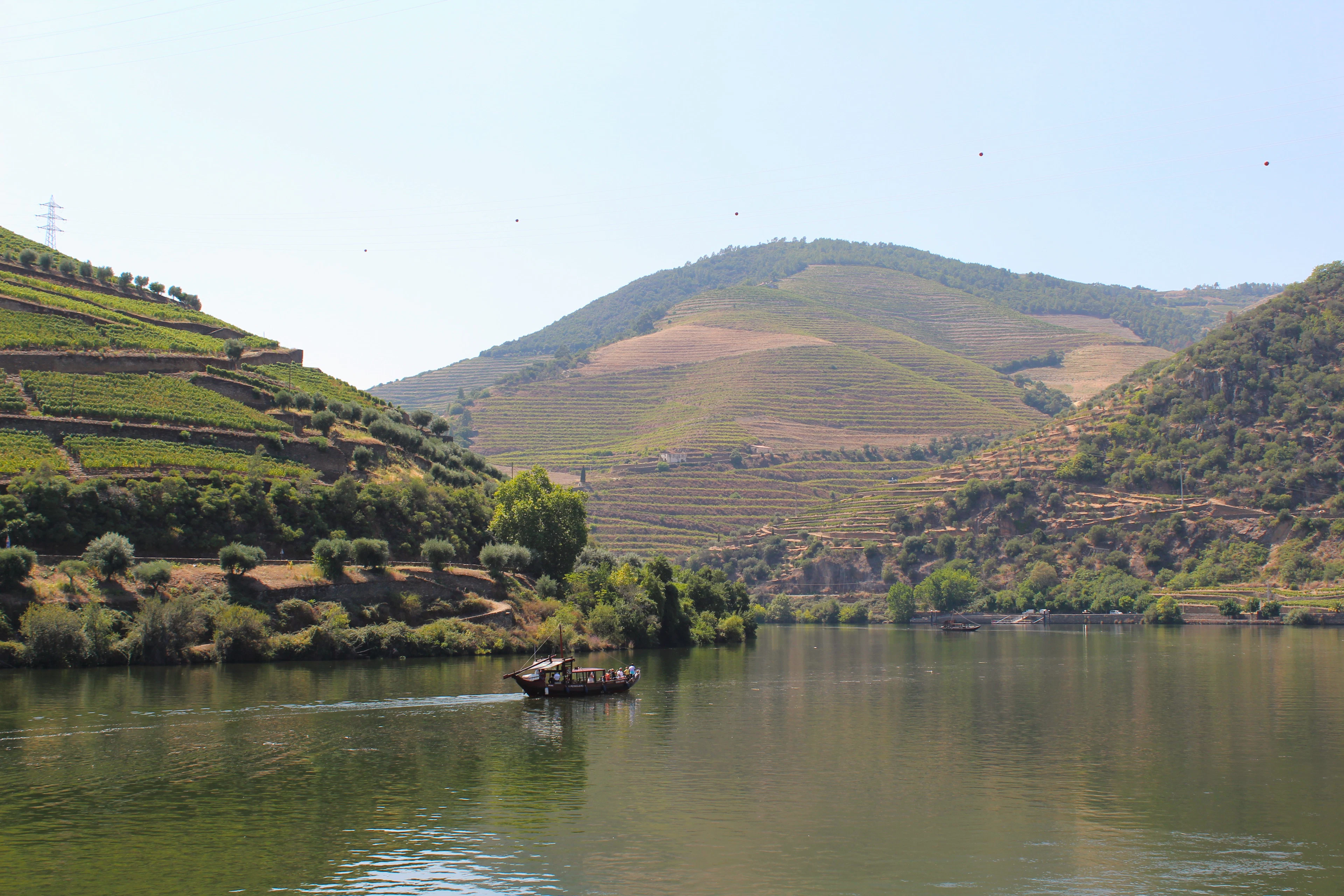 Valtis Douro upėje ties Pinhão, virš vandens – vynuogynų terasos