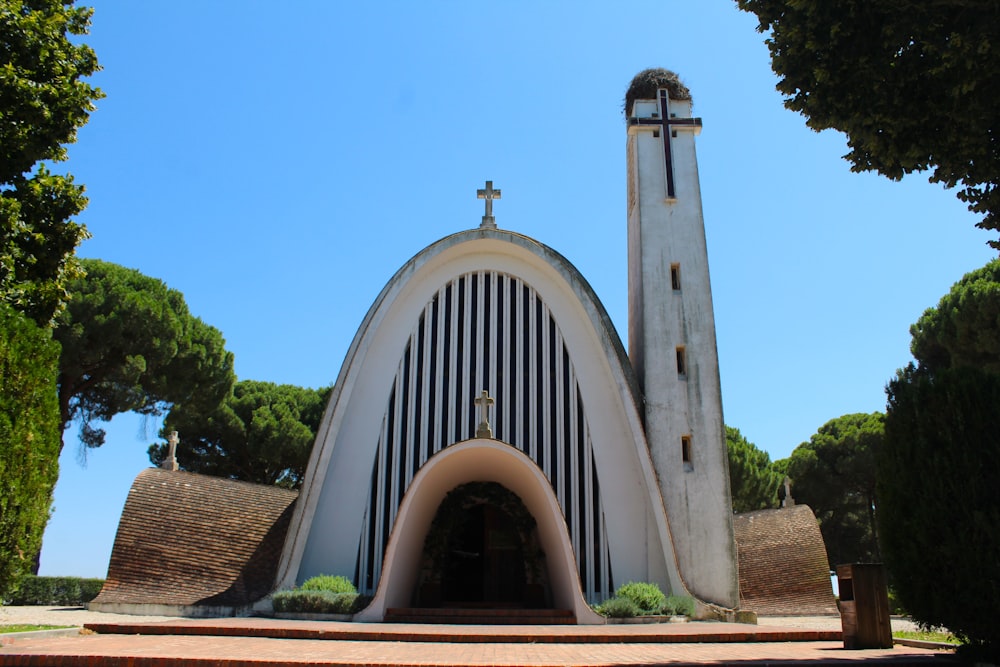 Une église avec une croix sur le dessus