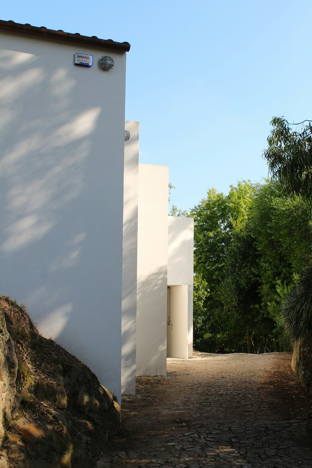 un edificio blanco con un letrero