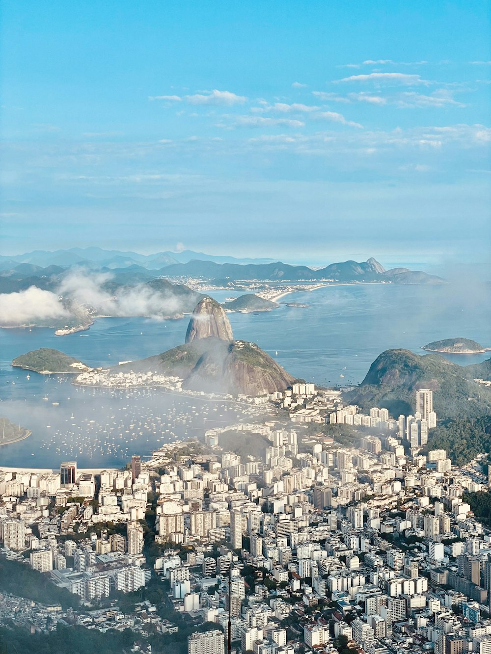 uma cidade com um corpo de água ao fundo