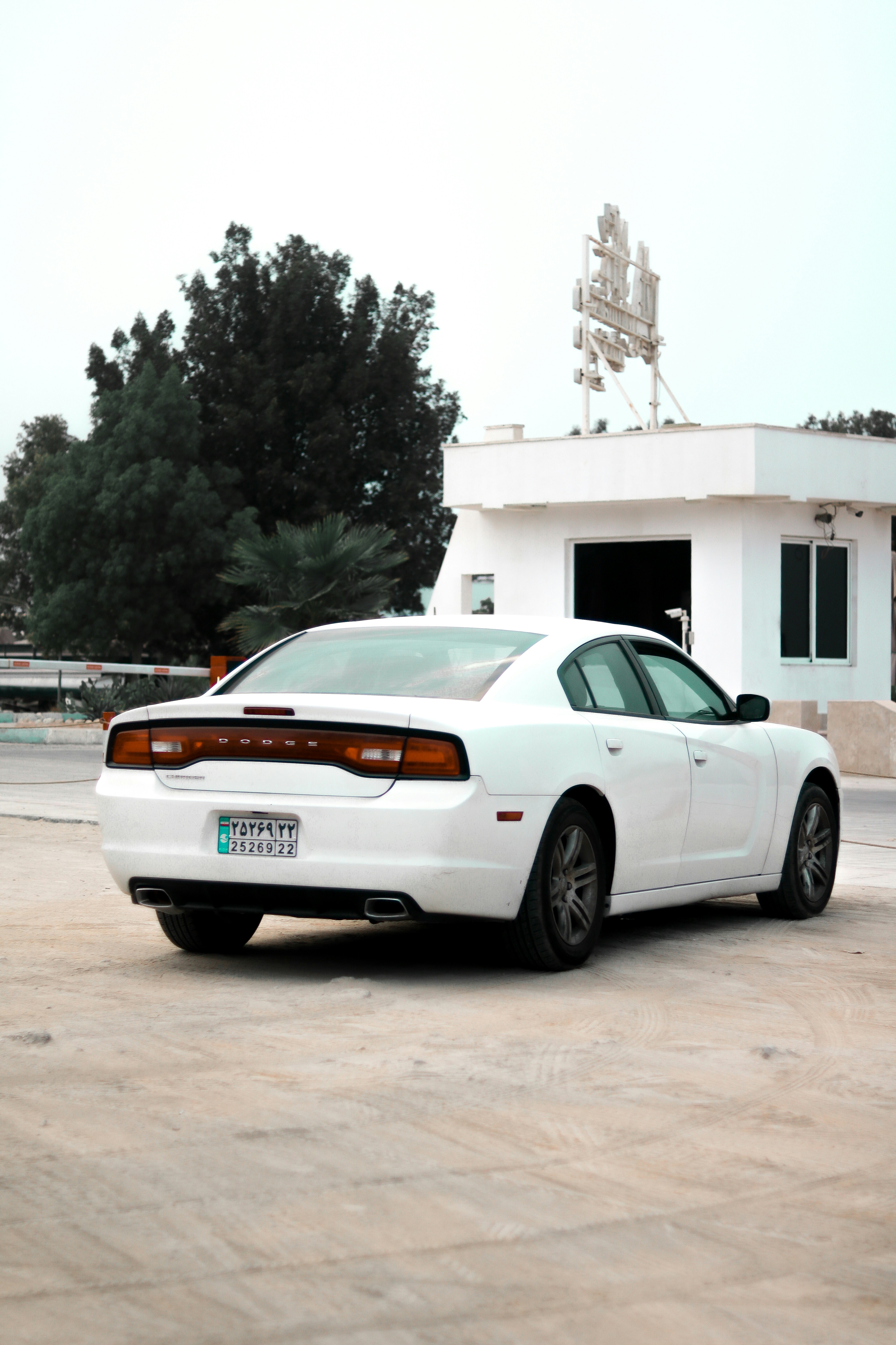 Ein weißes Auto parkt vor einem Gebäude