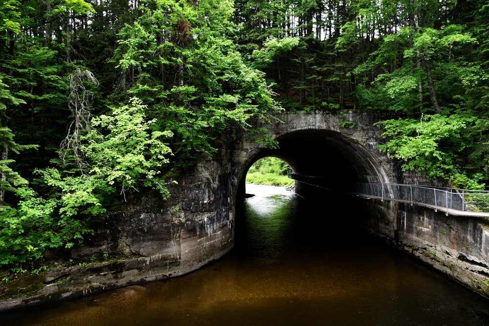 Eine Brücke über einen Fluss