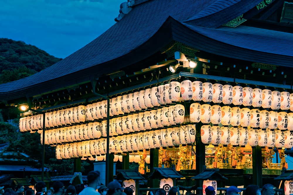 大きな看板のある建物