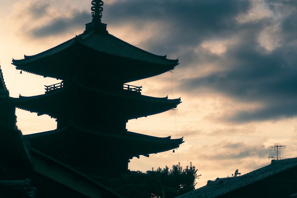 Un bâtiment avec un ciel nuageux