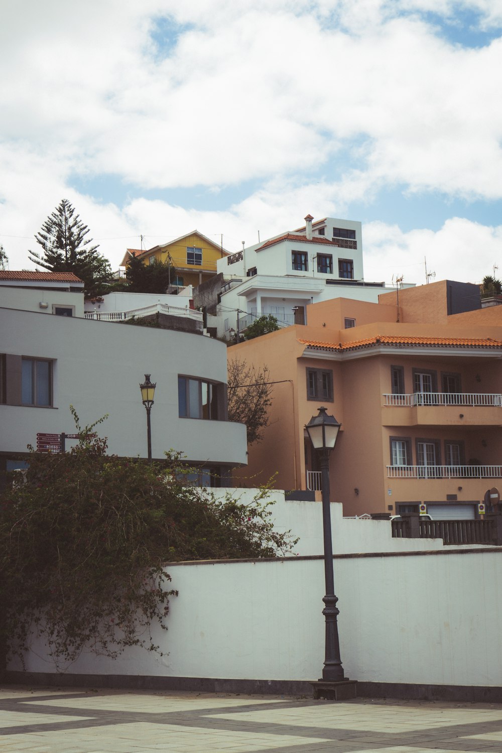 Un grupo de edificios