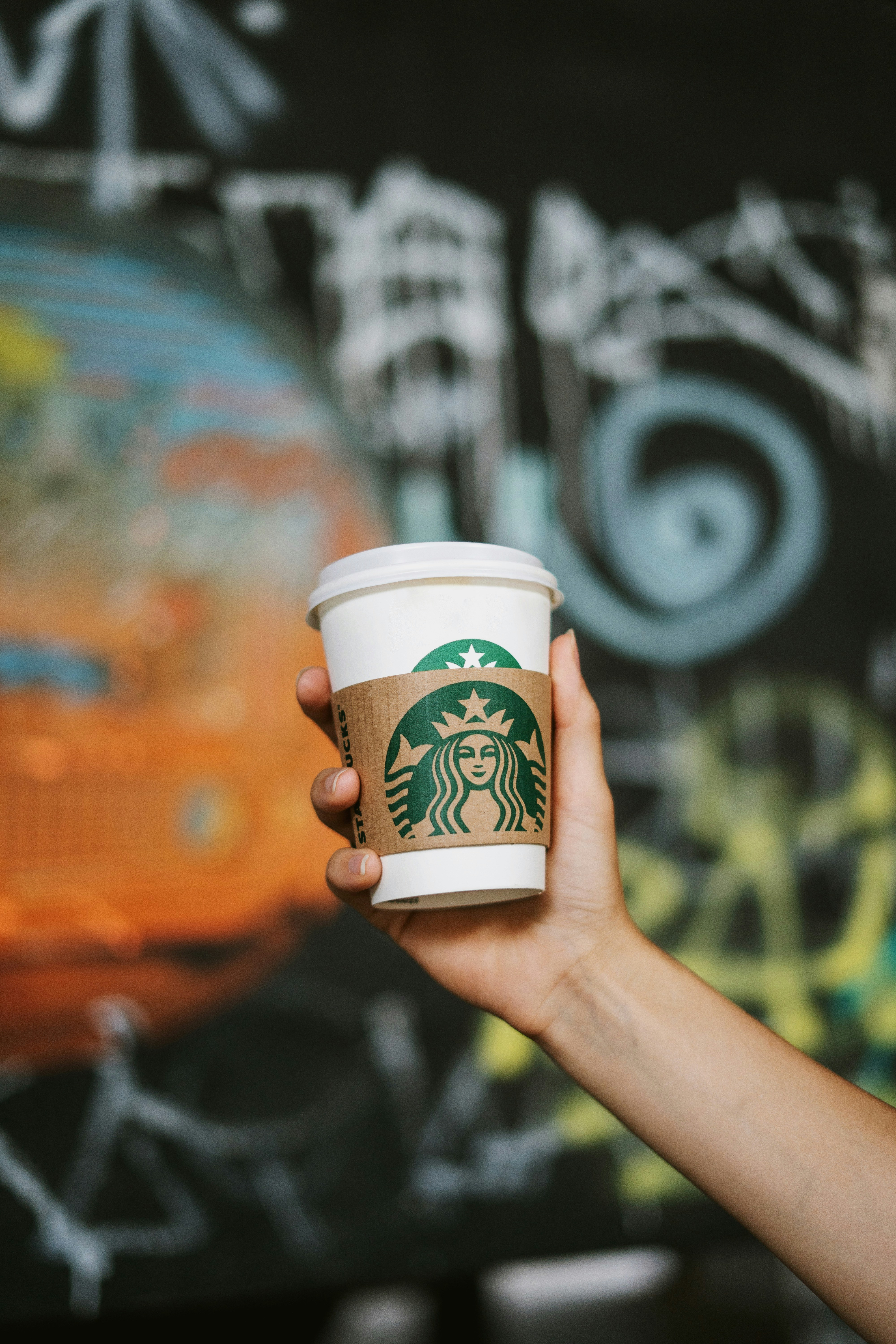 una mano sosteniendo una taza de café