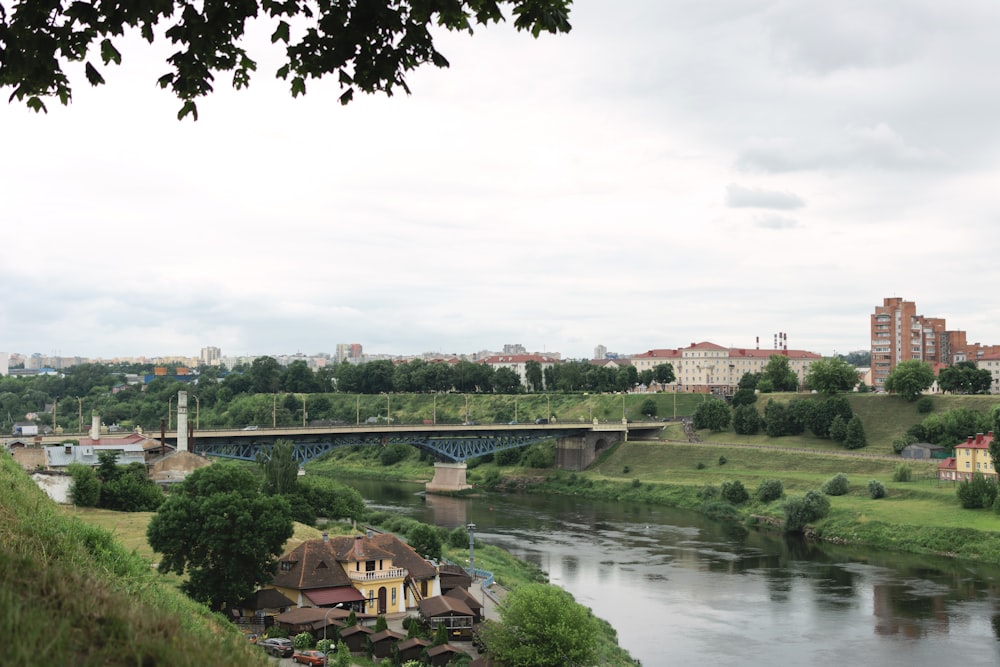 Un ponte su un fiume