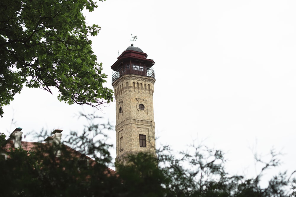 un'alta torre con un orologio