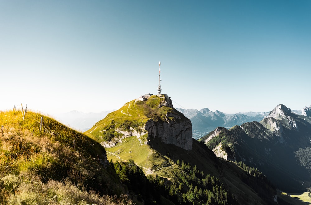 Une montagne avec une tour au sommet