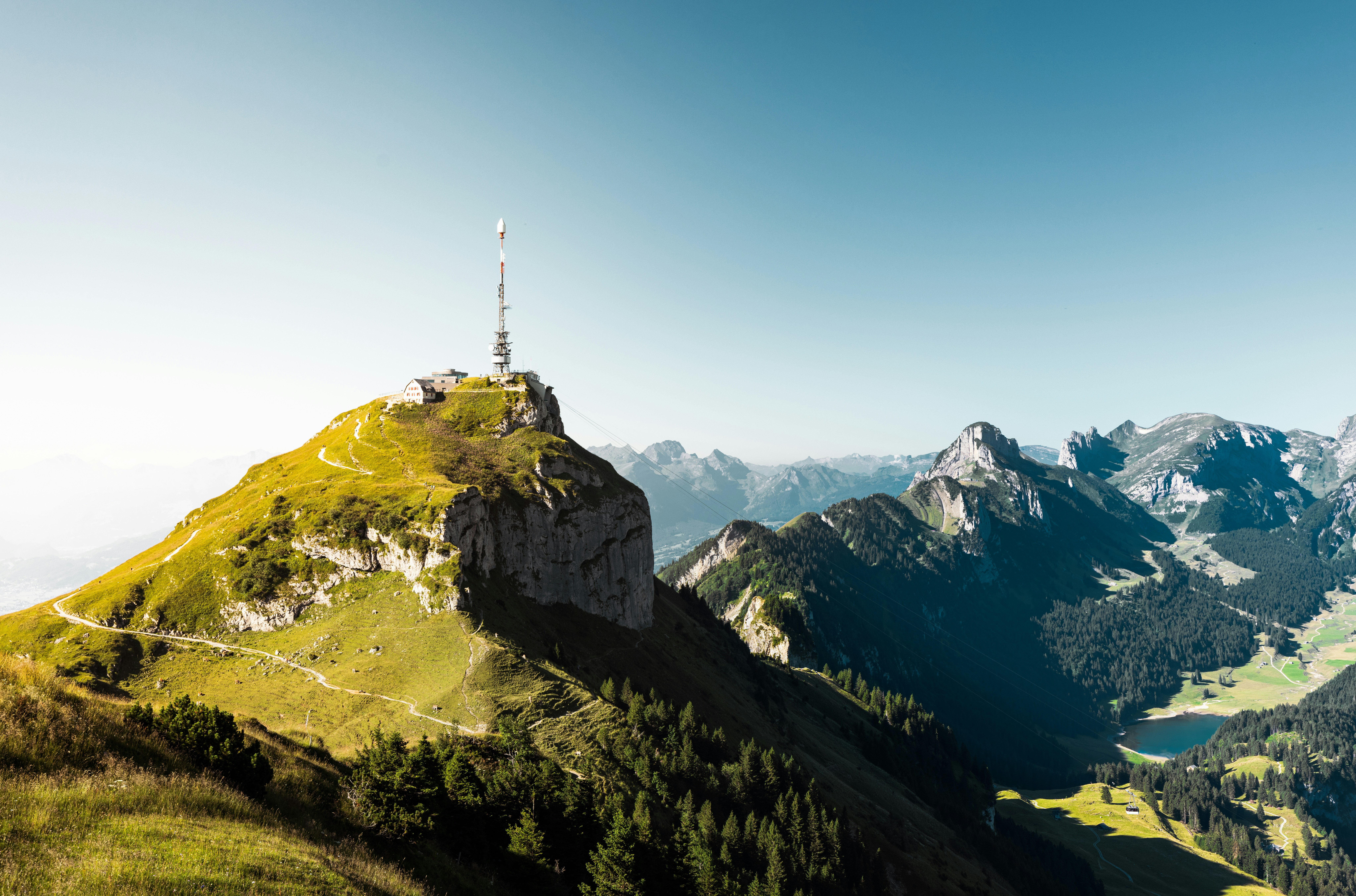 Ein Berg mit einem Turm auf der Spitze