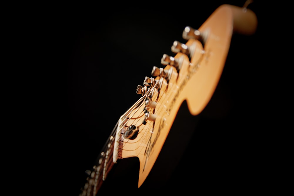 um close-up de uma guitarra