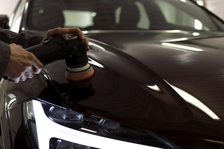 Hand polishing car paint