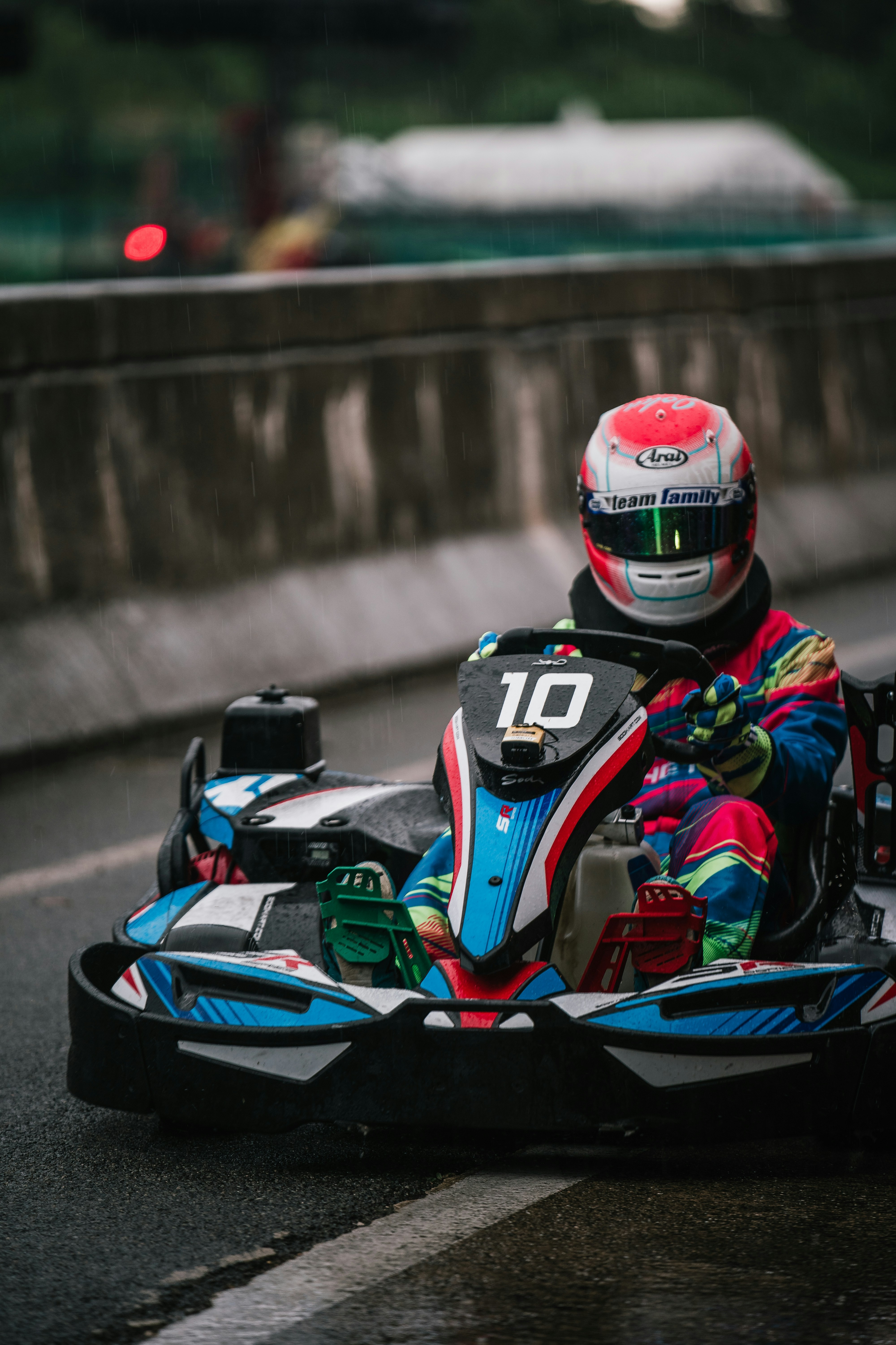 seseorang yang mengendarai go kart