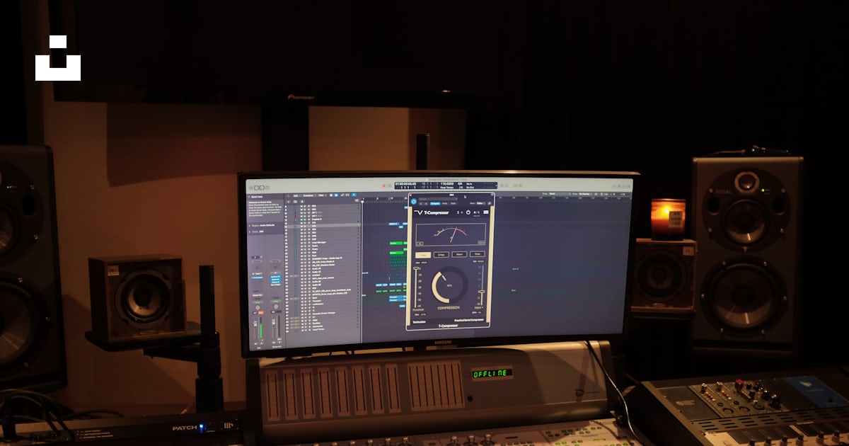 A computer with speakers and a keyboard photo – Free Accoustic ...