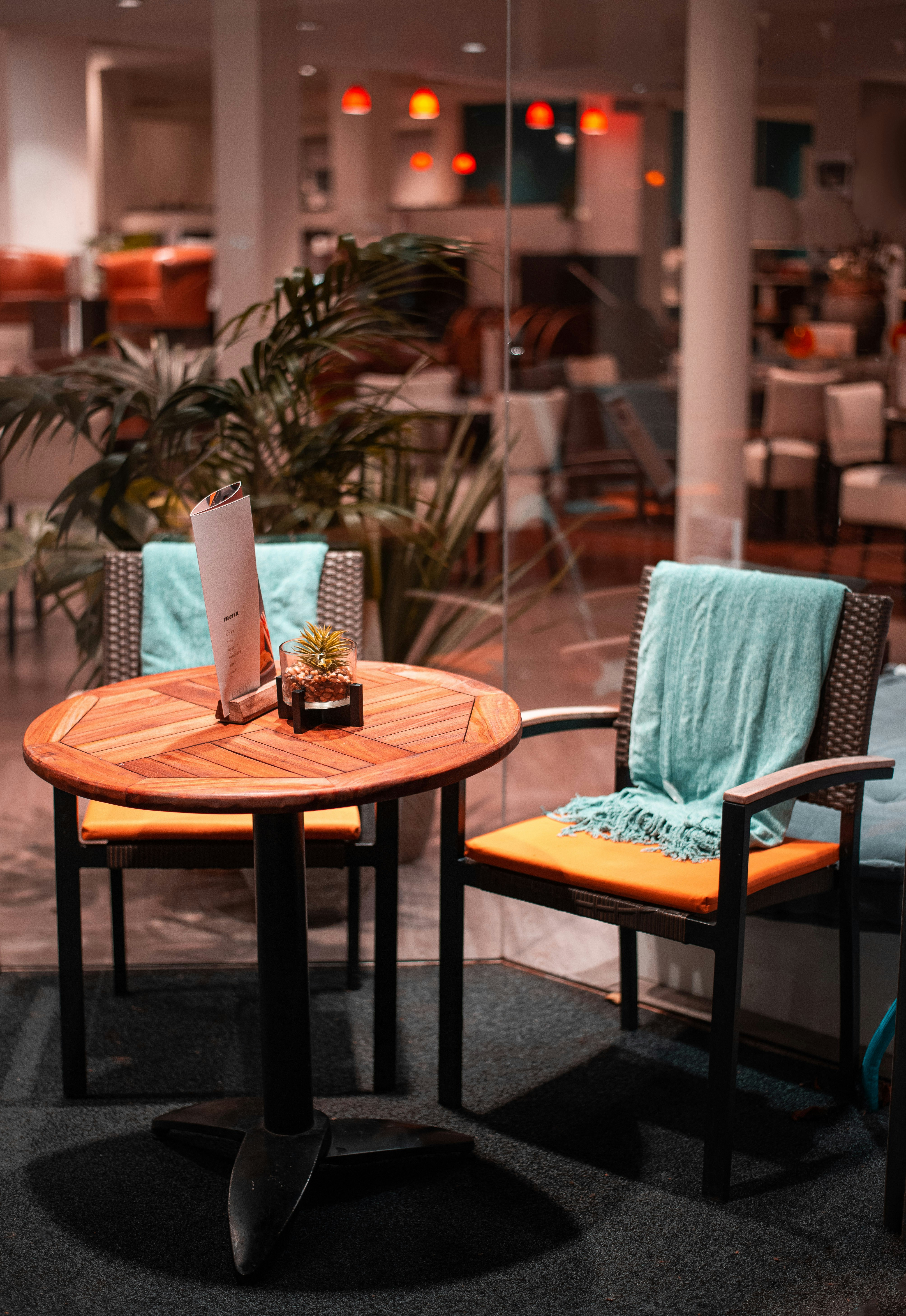 una mesa con sillas y una mesa