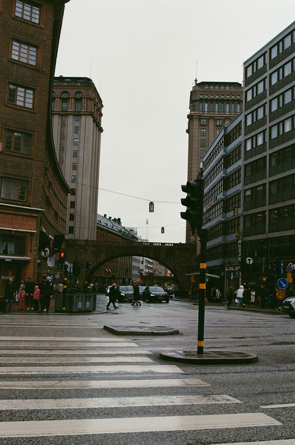 Eine Stadtstraße mit einer Brücke