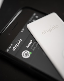 Close-up of a smartphone showing the Reboque S/A app with location tracking.