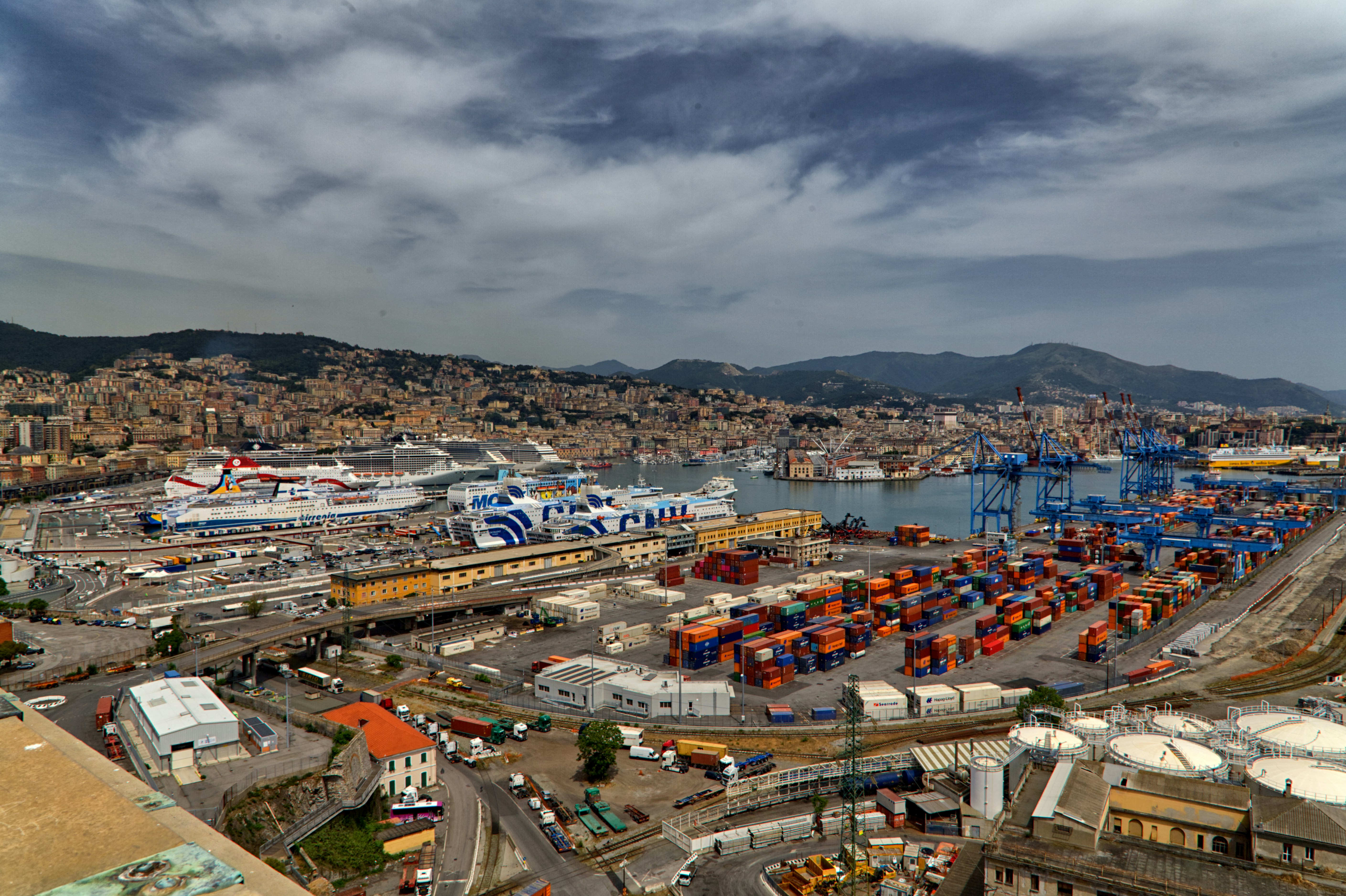 Genua - Obserwacje z miasta bez (prawie) turystów. Kolumb i motocykle