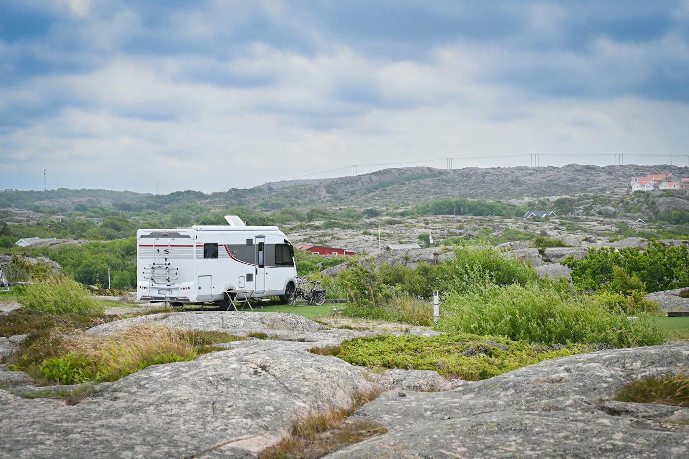 Autocaravana blanca en carretera abierta