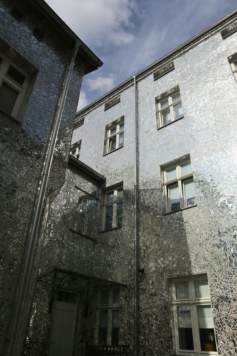 Ein Gebäude mit Fenstern
