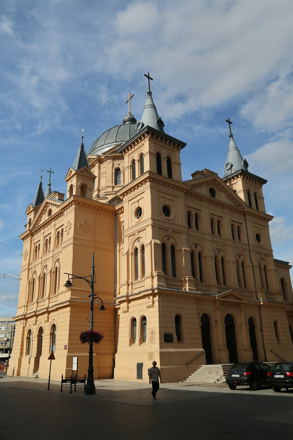 um grande edifício com torres