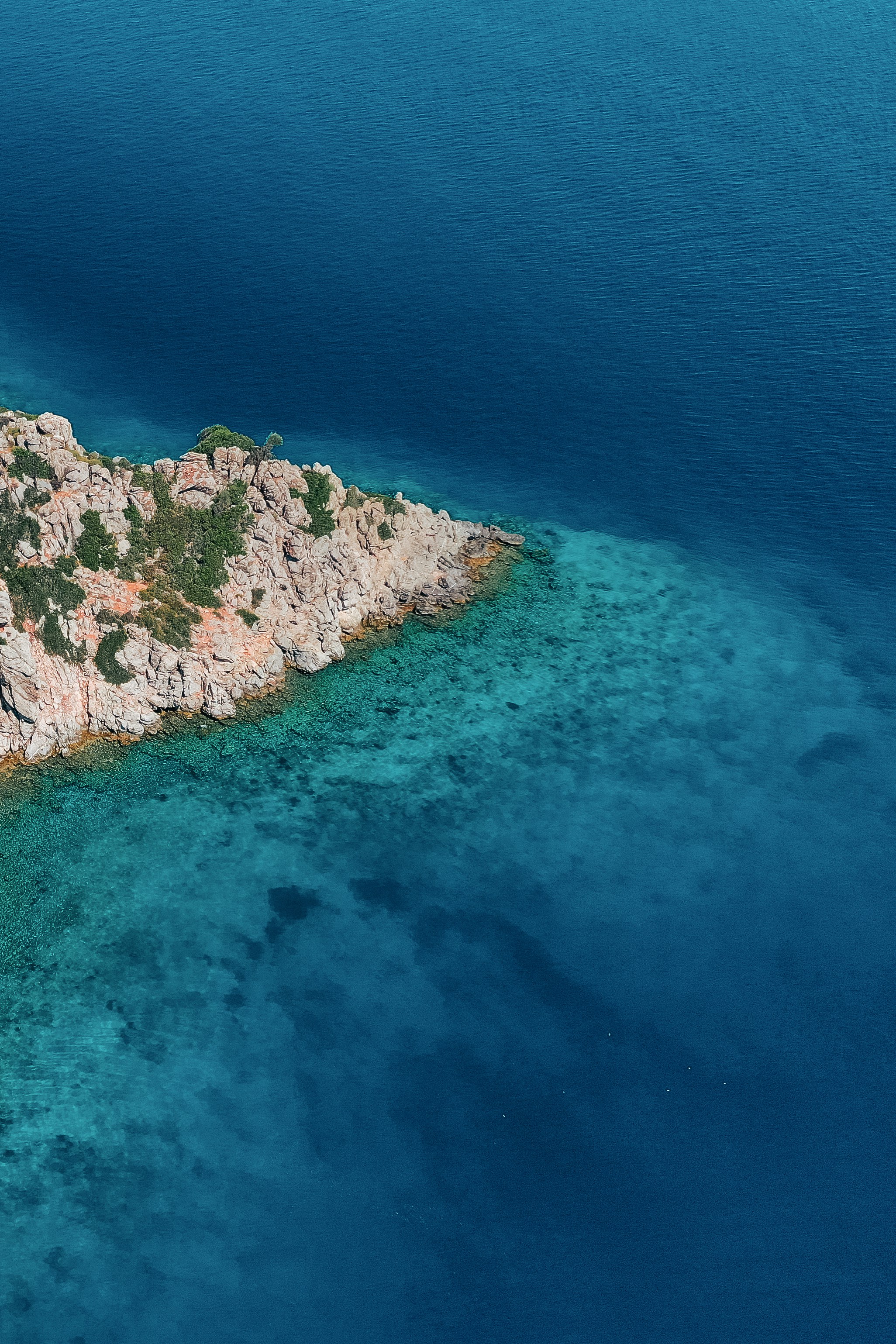 Foto Una isla rocosa en el océano – Imagen Gris gratis en Unsplash