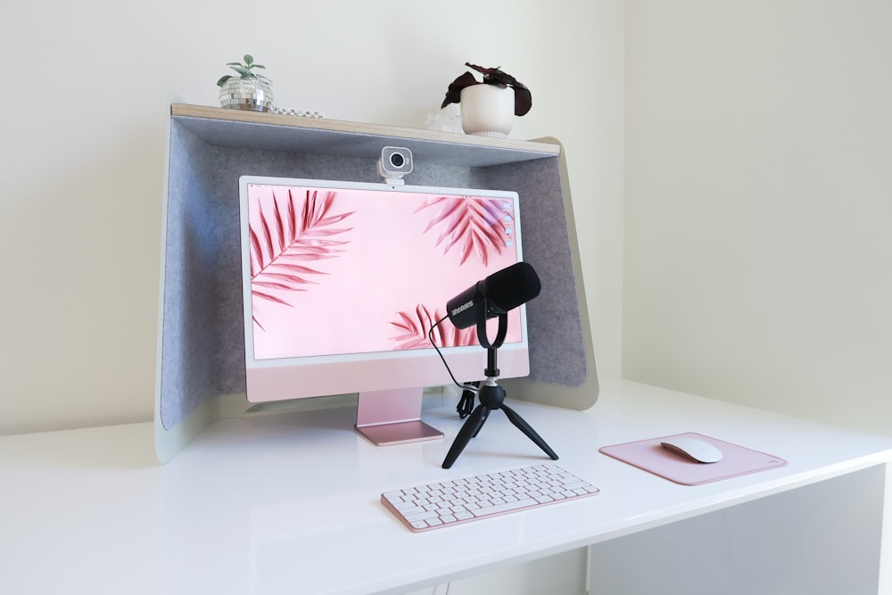 un ordinateur sur un bureau