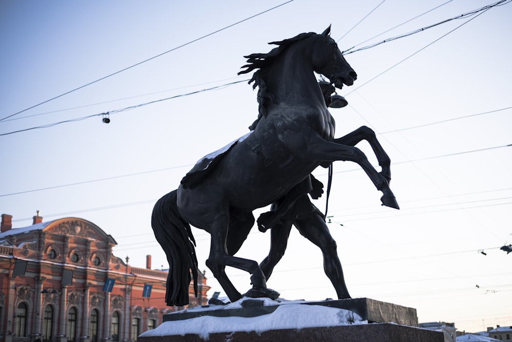 una statua di un cavallo