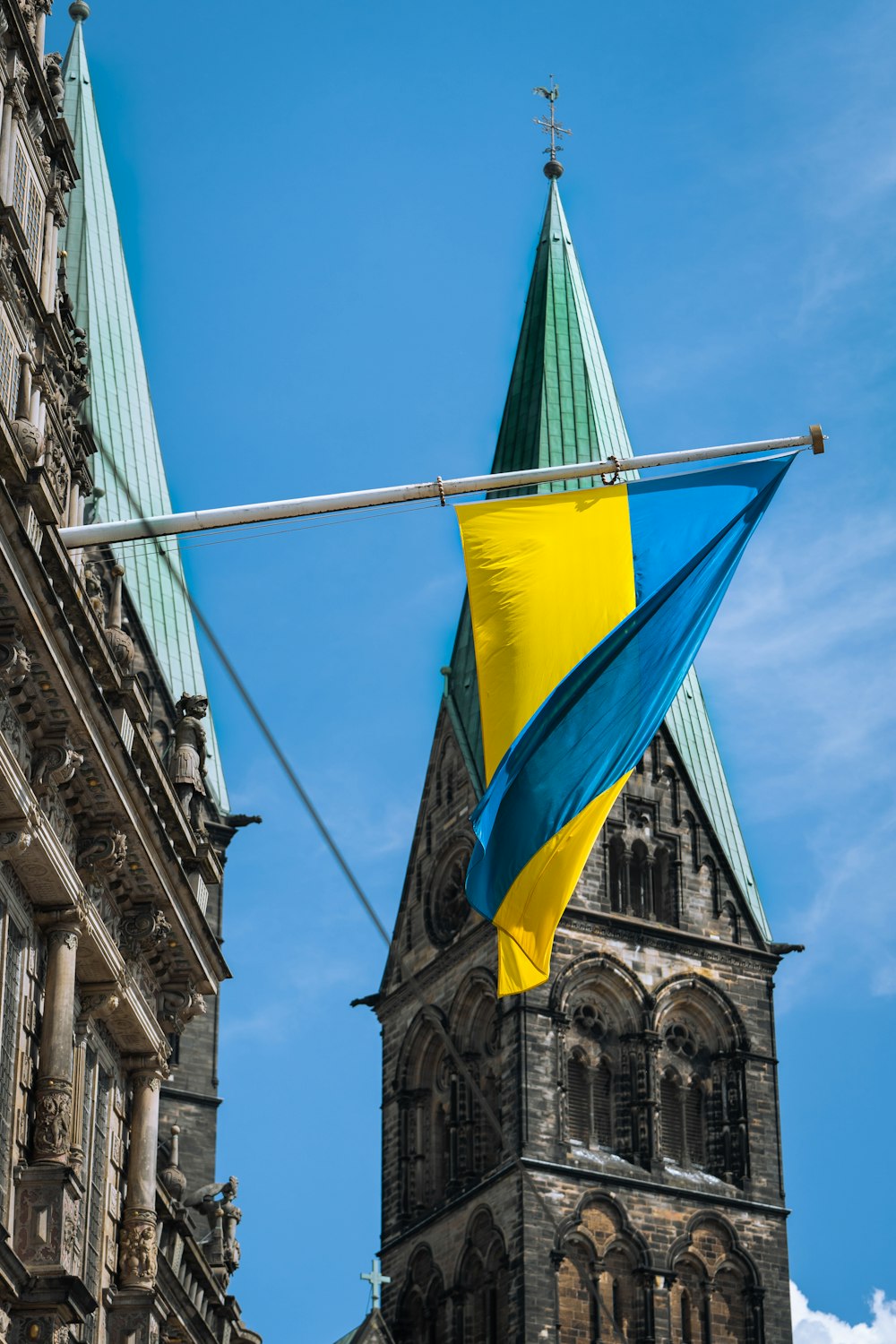 una bandera en un asta de bandera