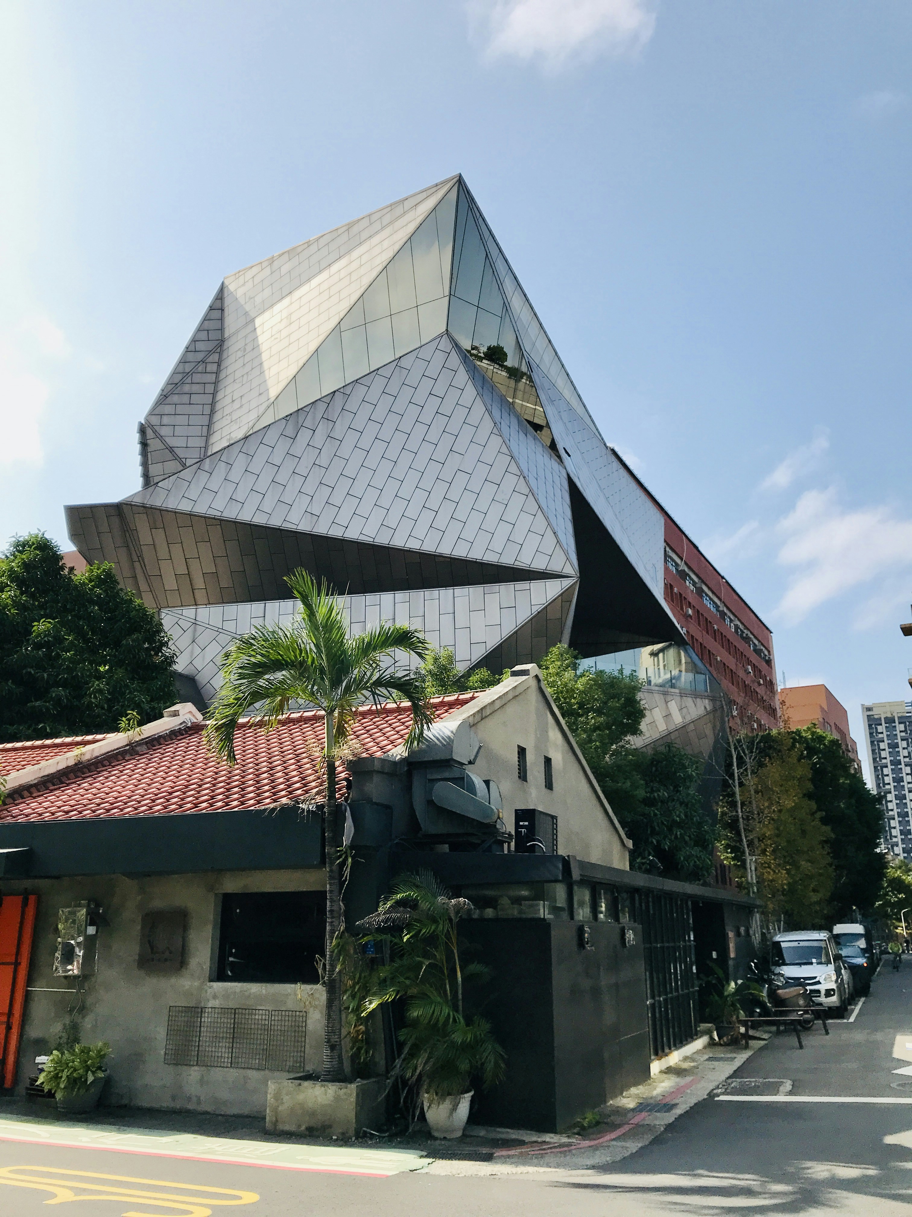 A building with a large roof photo – Free Car Image on Unsplash