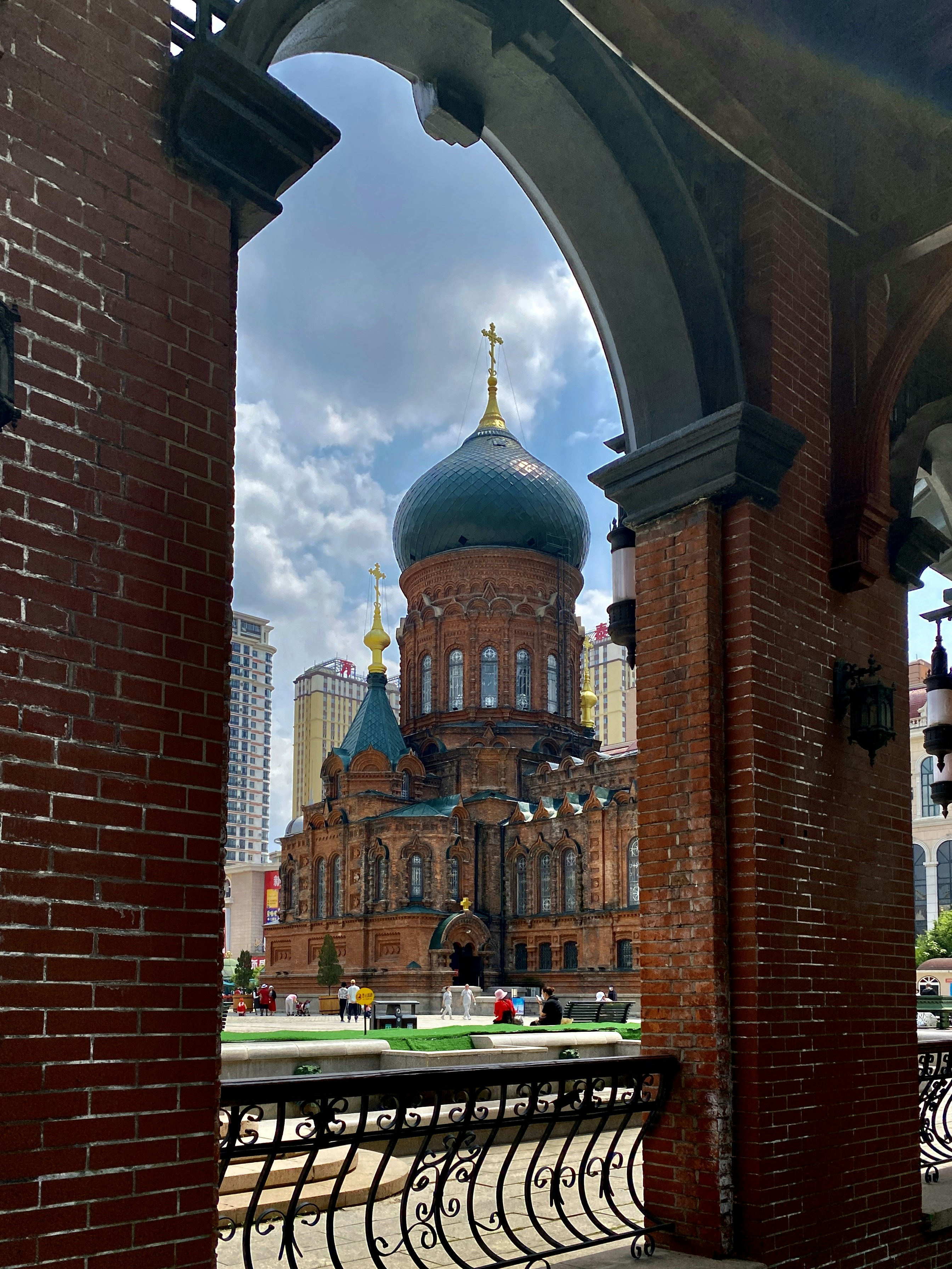 ドーム型の屋根の大きなレンガ造りの建物