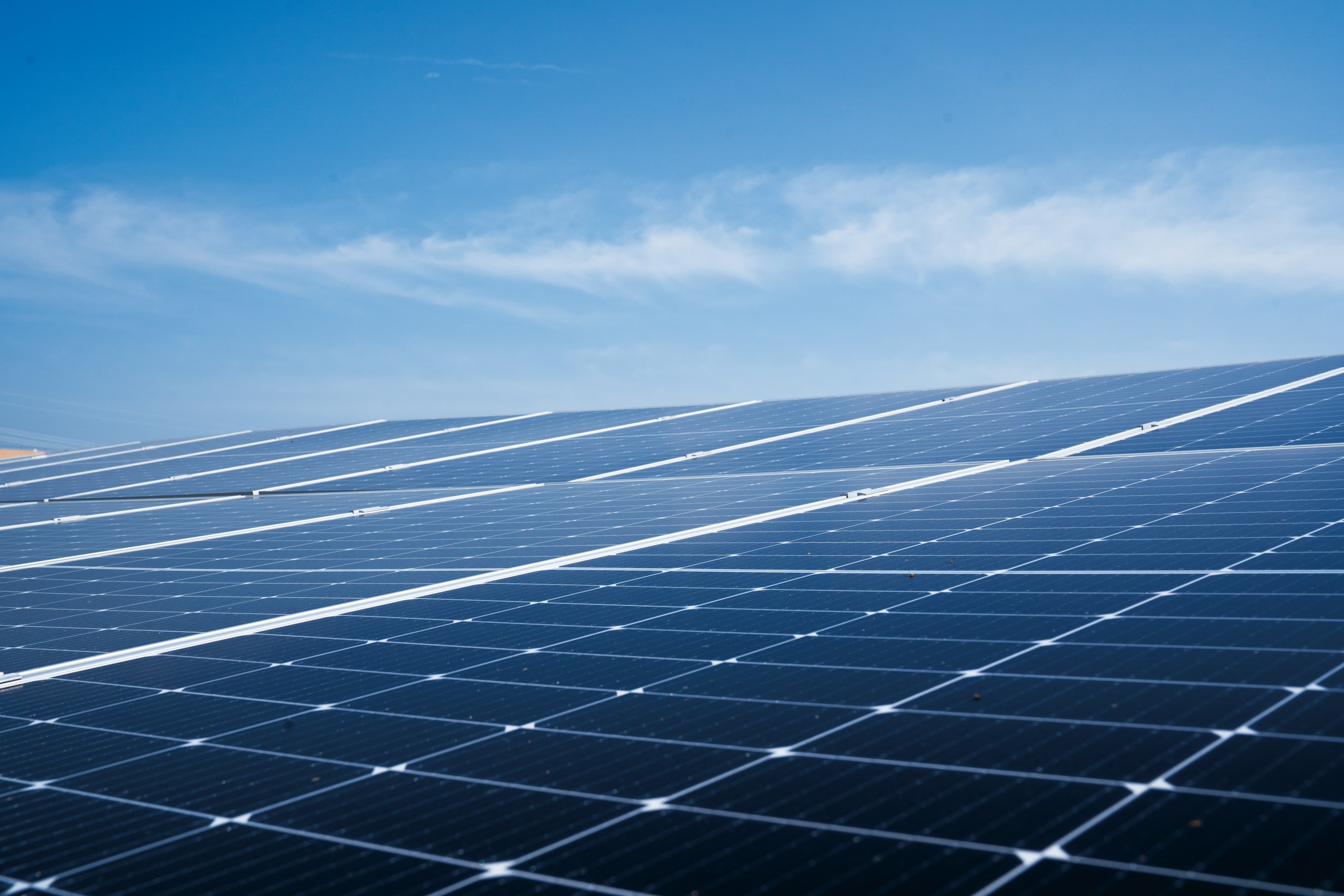 Panouri fotovoltaice montate pe acoperisul unei locuinte
