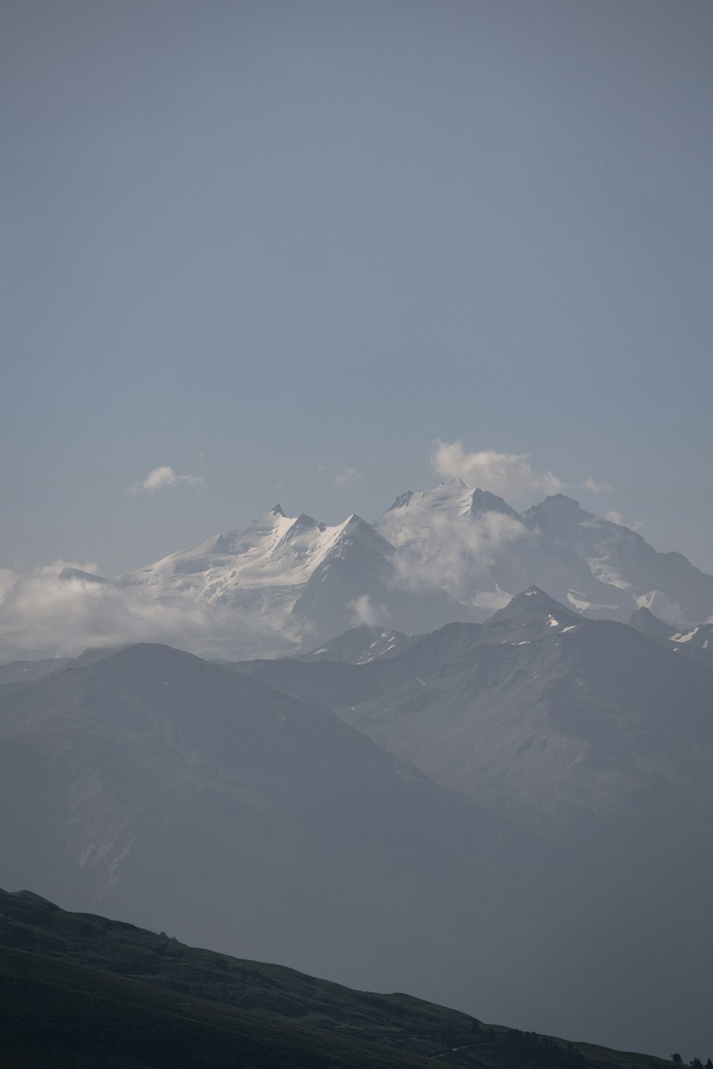 a snowy mountain range