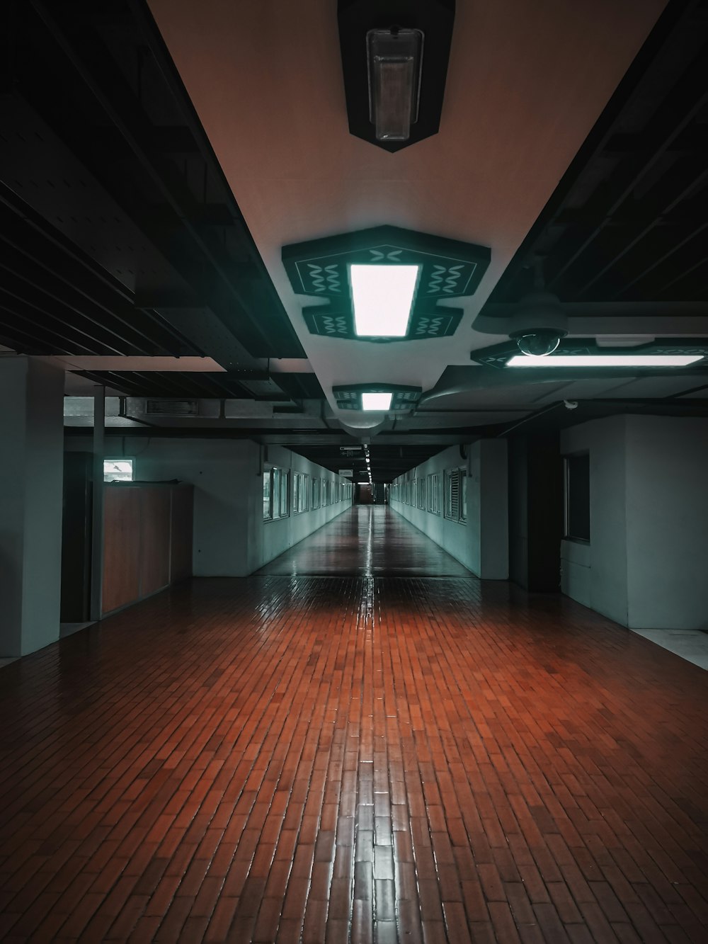 Un pasillo con una luz en el techo