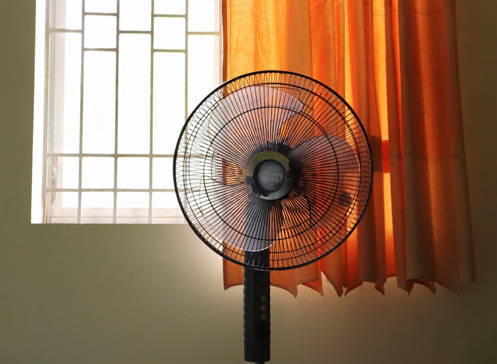 Un ventilateur devant une fenêtre photo – Photo Hanoï Gratuite sur Unsplash