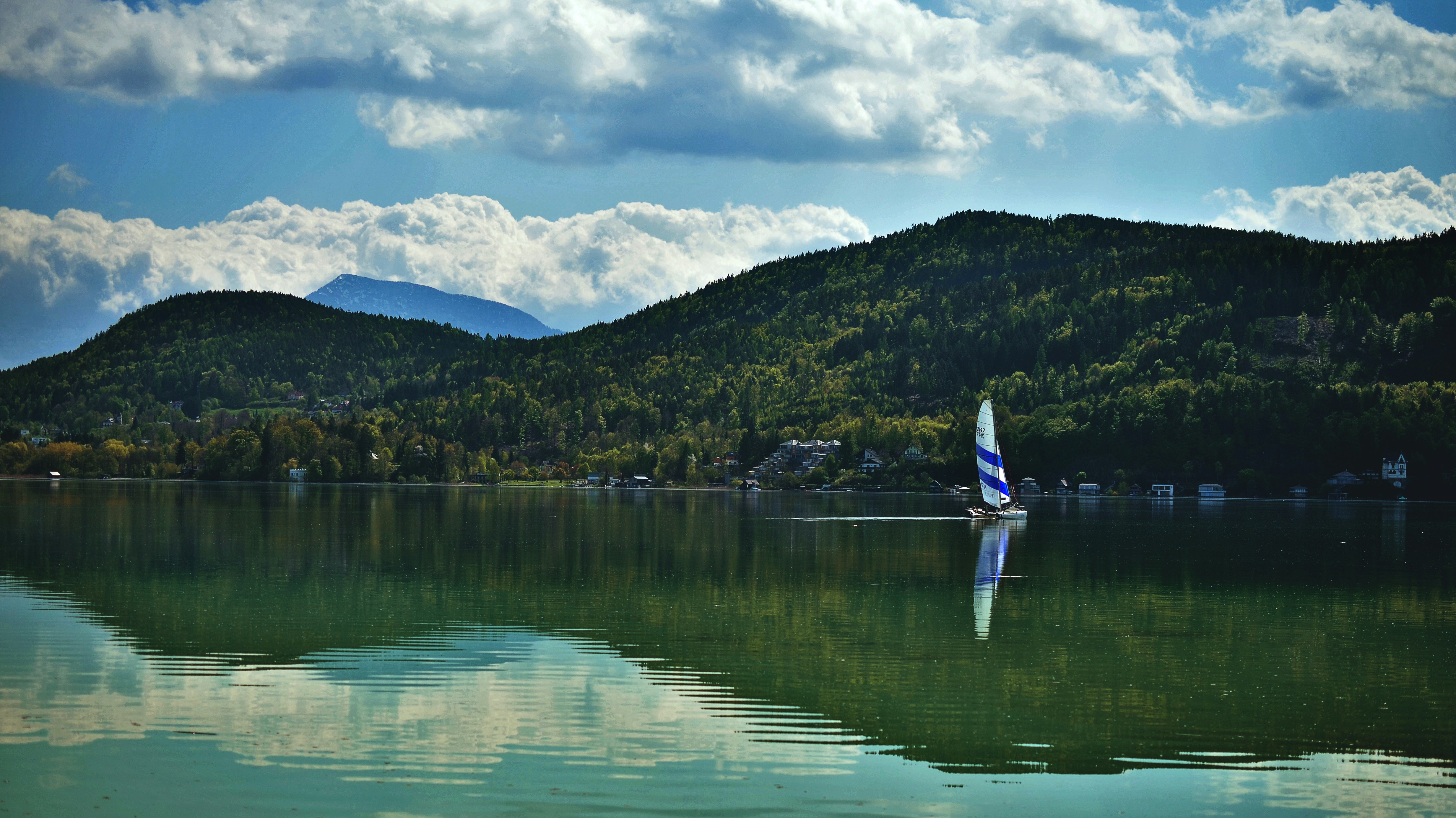 ein Segelboot auf dem Wasser