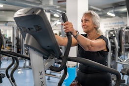 Patient using exercise equipment guided by a physiotherapist.