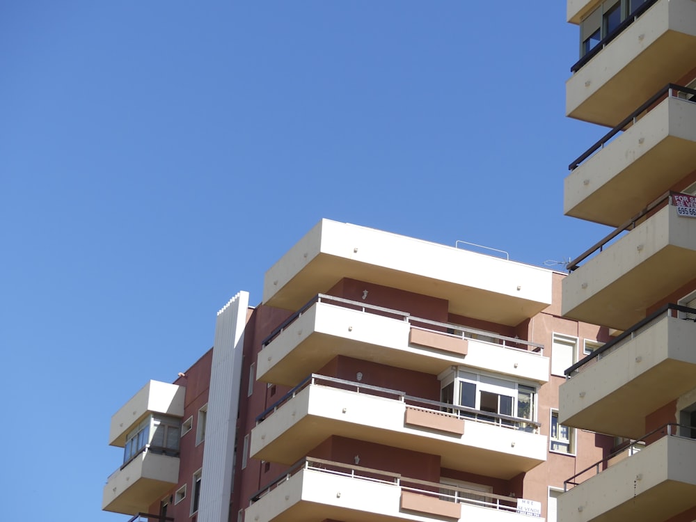 Un edificio con balcones