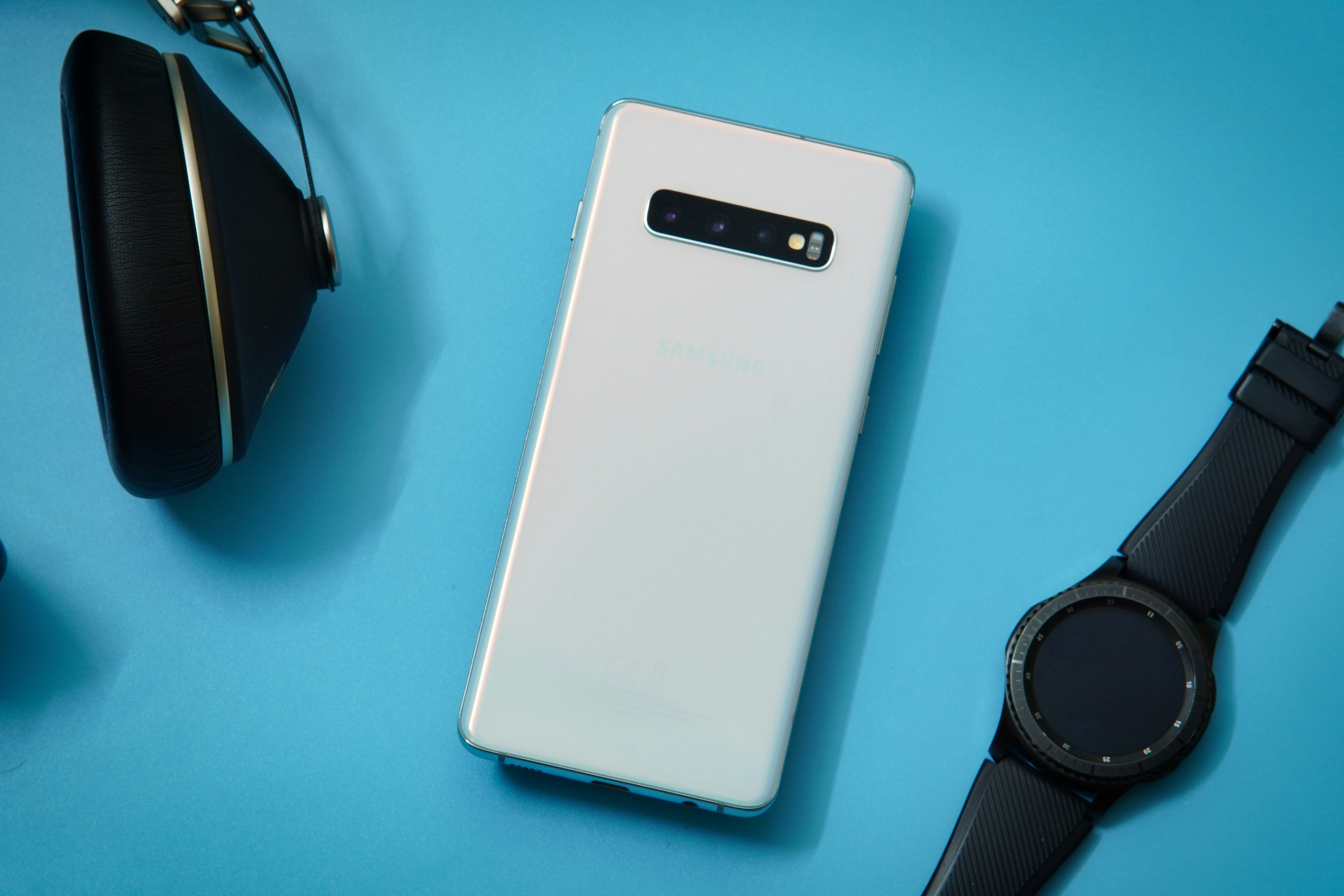 CMF Rilis Gadget Futuristik: Watch 3 Pro dan Headphones Pro