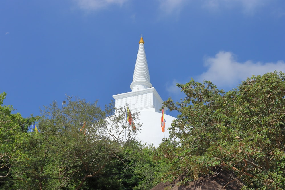 um edifício branco com um campanário