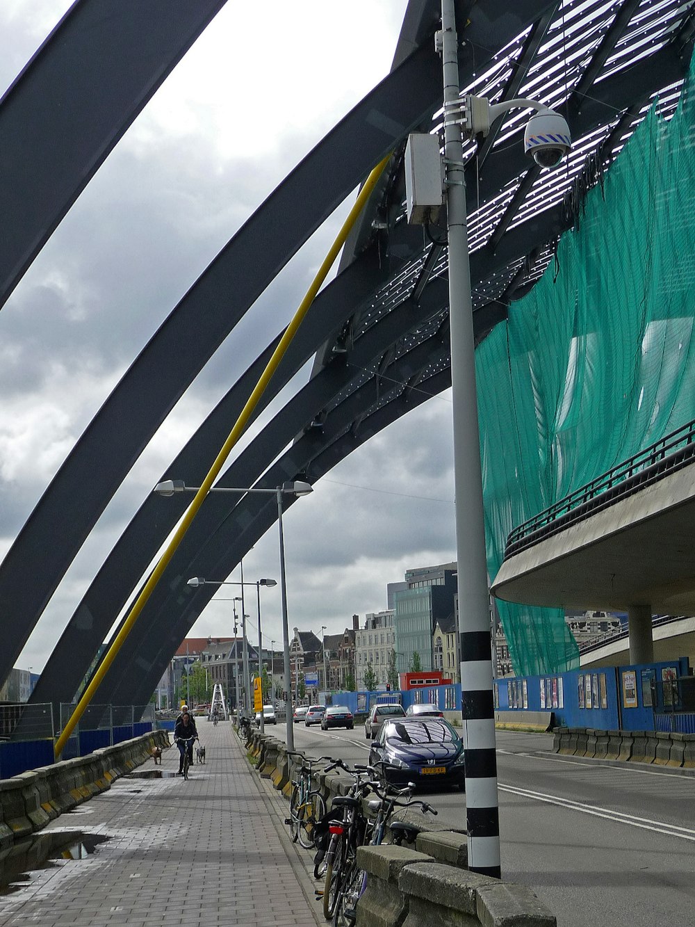 ein Fahrradständer am Straßenrand