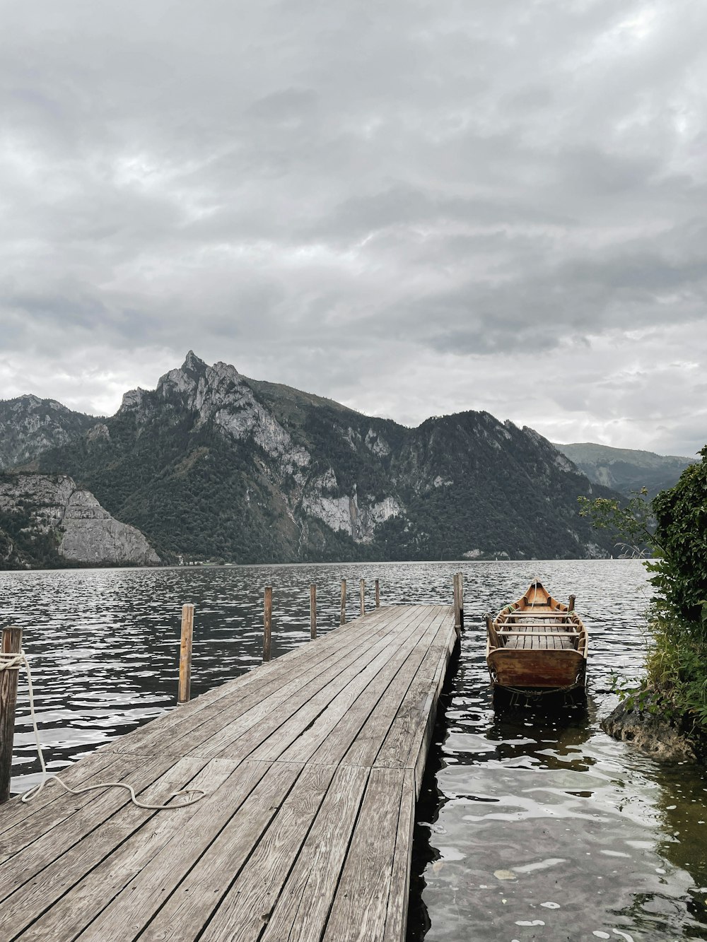 Un barco en un río